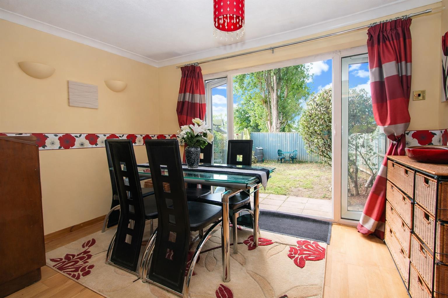 3 bed property in Sandy Lane North, Wallington